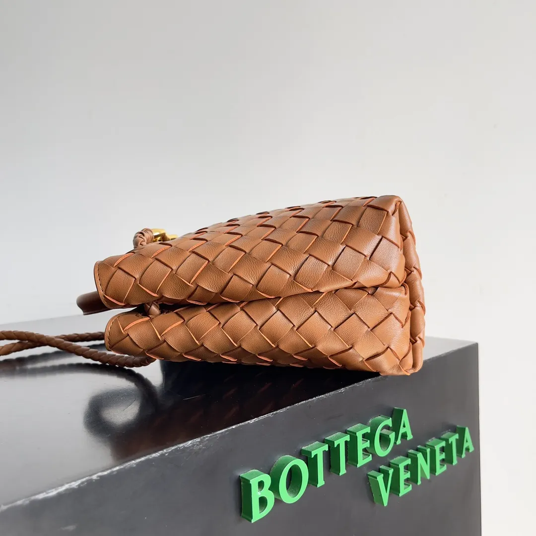 The 2023 new Andiamo batch of 1860 BV has been shipped‼ ️Really popular🔥The new Andiamo woven handbag launched by Bottega Veneta this season is really popular all over the world! ! Celebrities at home and abroad have worn it, and Oscar-winning actress Michelle Yeoh has taken it out on the street. Song Jia, Trai Yara, Yu Feihong, Sanji Ayaka, Rosie Hunting-Whiteley, Yoshioka Riho, etc. have all picked up this bag. It is classic and versatile, showing off its temperament, and the bag capacity is also large, which is very convenient for daily commuting! ! A variety of carrying methods, the shoulder straps can be adjusted by yourself, the original lambskin feels soft and delicate, and the neutral style is made to break gender boundaries and bring a more practical and longer-lasting use experience. Andiamo, which has both elegant and casual styles, perfectly interprets the true appearance of "fashionable old money style". Style number: 743568 Size: 25*22*10.5cm
